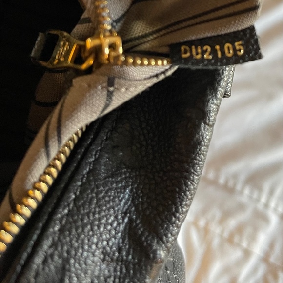 Louis Vuitton - Picture 6 of 8